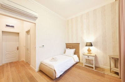 Double room with twin beds for people with disabilities